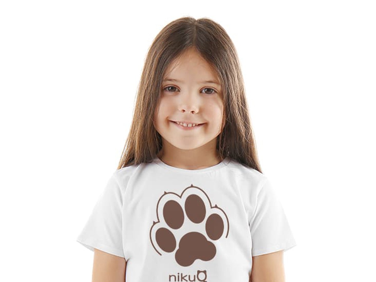 nikuQの肉球デザインTシャツを着た子ども